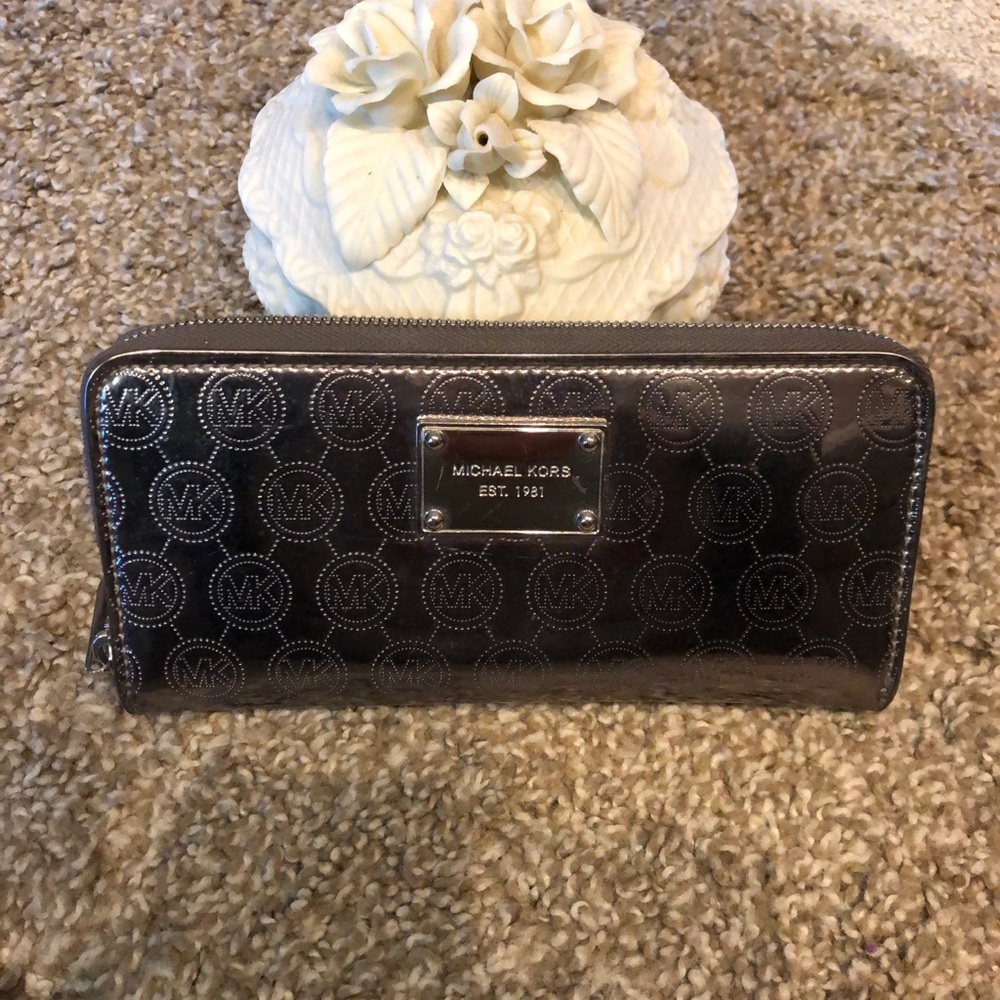 MK Billfold-EXCELLENT CONDITION lg silver